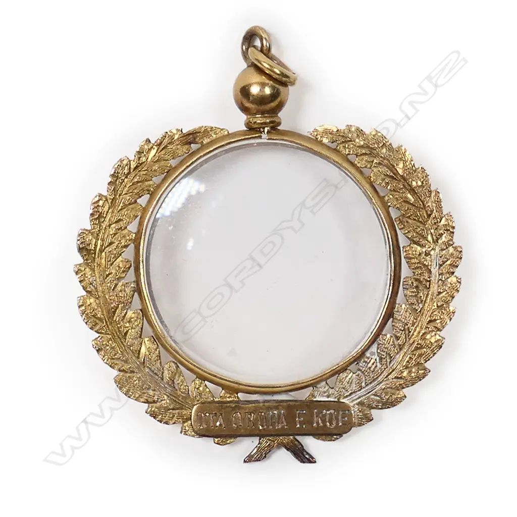 A New Zealand 9ct framed locket pendant, Image 1++